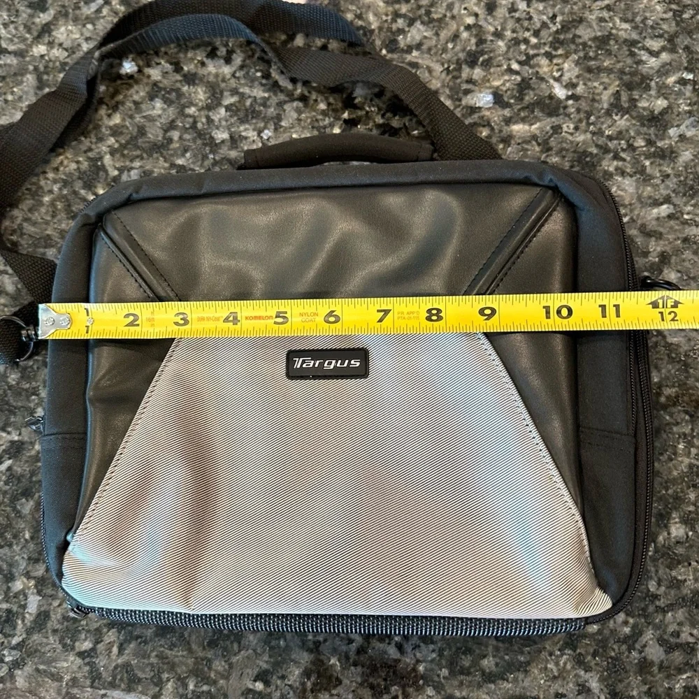 Targus black tablet laptop case